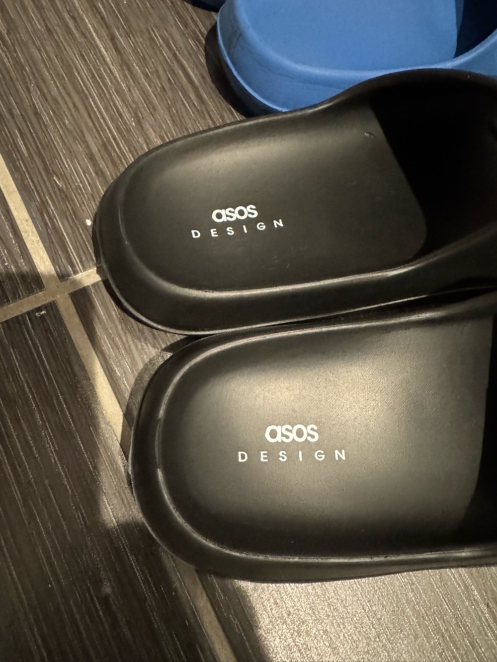 Package of 2 pairs. ASOS Men's Slide Sandals in Charcoal and Black. - Picture 4 of 7